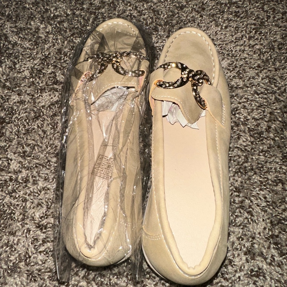 SHEIN Cream Loafers with Gold Chain Detail - Picture 1 of 4